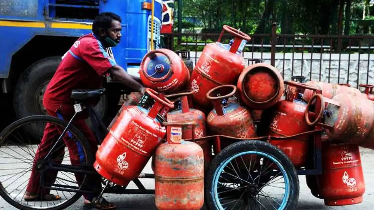 Free LPG cylinder scheme announcement by Delhi government
