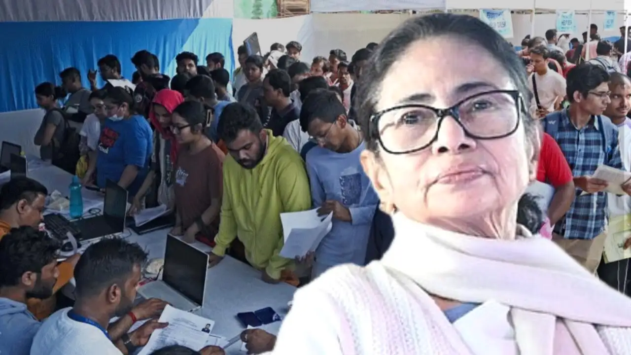 Applicants standing in queue for Yuvasathi Scheme registration in West Bengal