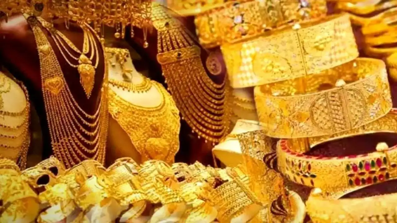 22 and 24 carat gold jewellery displayed in Kolkata jewellery shop