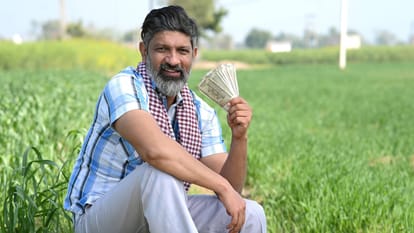 Farmers checking PM Kisan 22nd installment update on smartphone