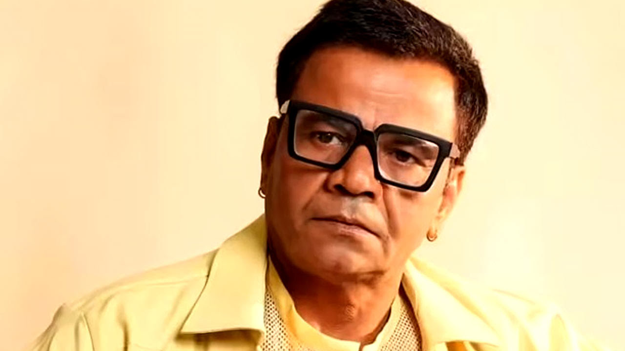 Rajpal Yadav addressing media about new film projects