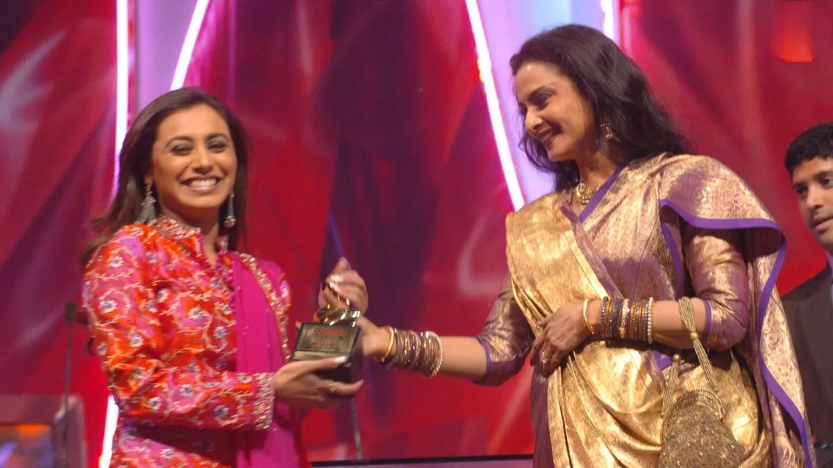 Rani Mukerji receiving best actress award for Hum Tum