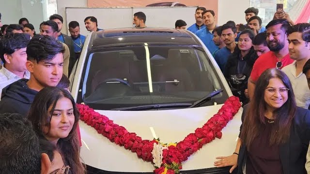 Vaibhav Suryavanshi receiving SUV award IPL 2025 with his mother